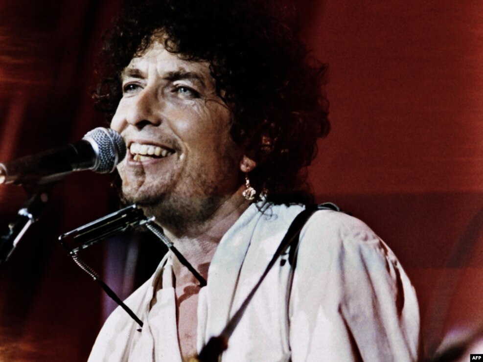 Дилан в Филадельфии в 1985 году на благотворительном концерте против голода в Африке. 