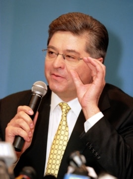 Екс-прем’єр-міністр України Павло Лазаренко під час своєї останньої прес-конференції на території України, в агентстві УНІАН, в Києві, в грудні 1998 році