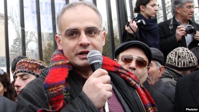 Armenia - Levon Zurabian of the Armenian National Congress addresses opposition protesters in Yerevan, 28Feb2012.