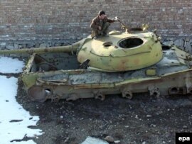 Залишки радянського танку біля Кабулу, 15 лютого 2010 року