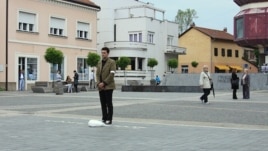 Emir Hodžić na trgu u Prijedoru