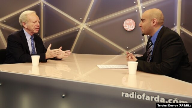 U.S. Senator Joseph Lieberman (L) during an interview with Radio Farda's Niusha Boghrati (R), 26Aug2012