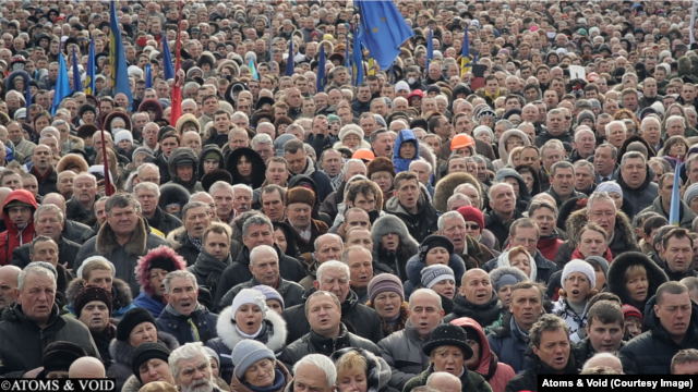 Майдан поет гимн Украины. Кадр из фильма Сергея Лозницы