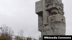 Эрнст Неизвестныйдың сталиндық қуғын-сүргін құрбандарына арналған "Қасірет бетпердесі" ескерткіші. Магадан, Ресей.