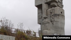 Посвящённая жертвам репрессий в Советском Союзе произведение российского и американского скульптора Эрнста Неизвестного «Маска скорби» в городе Магадане в России.