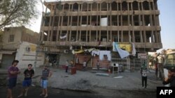 ИМ экстремистік тобы шабуыл жасаған жерде тұрған адамдар. Каррада ауданы, Бағдат, 6 қыркүйек 2016 жыл.