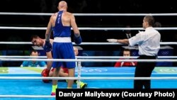 Қазақстандық боксшы Василий Левиттің соққысынан құлап жатқан Ресей боксшысы Евгений Тищенко. Бразилия, Рио-де-Жанейро, 15 тамыз 2016 жыл.
