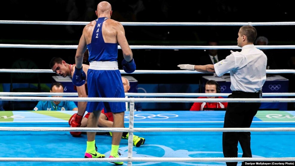 Qazaqstandıq boksşı Vasiliy Levittiñ soqqısınan qwlap jatqan Resey boksşısı Evgeniy Tişenko. Braziliya, Rio-de-Janeyro, 15 tamız 2016 jıl. 