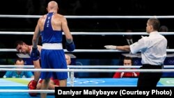 Қазақстандық боксшы Василий Левиттің соққысынан құлап жатқан Ресей боксшысы Евгений Тищенко. Бразилия, Рио-де-Жанейро, 15 тамыз 2016 жыл.