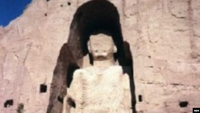 One of the Buddha statues in the Bamiyan Valley, before its destruction by the Taliban in May 2001.