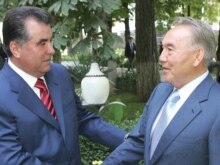 Tajikistan -- President Emomali Rahmon (L) greets his Kazakh counterpart Nursultan Nazarbaev in Dushanbe, 13Sep2007