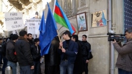Бакинские активисты проводят акцию протеста у посольства Ирана, требуя 'невмешательства Ирана во внутренние дела Азербайджана'.