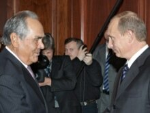 Russia -- President Vladimir Putin (R) with President of Tatarstan Mintimer Shaimiyev in Moscow, 12Oct2006