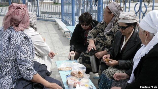 Жаңаөзен ісі бойынша айыпталушылардың туыстары сот үзіліс жариялағанда түскі ас ішіп отыр. Ақтау, 12 сәуір 2012 жыл. Андрей Цуканов түсірген сурет