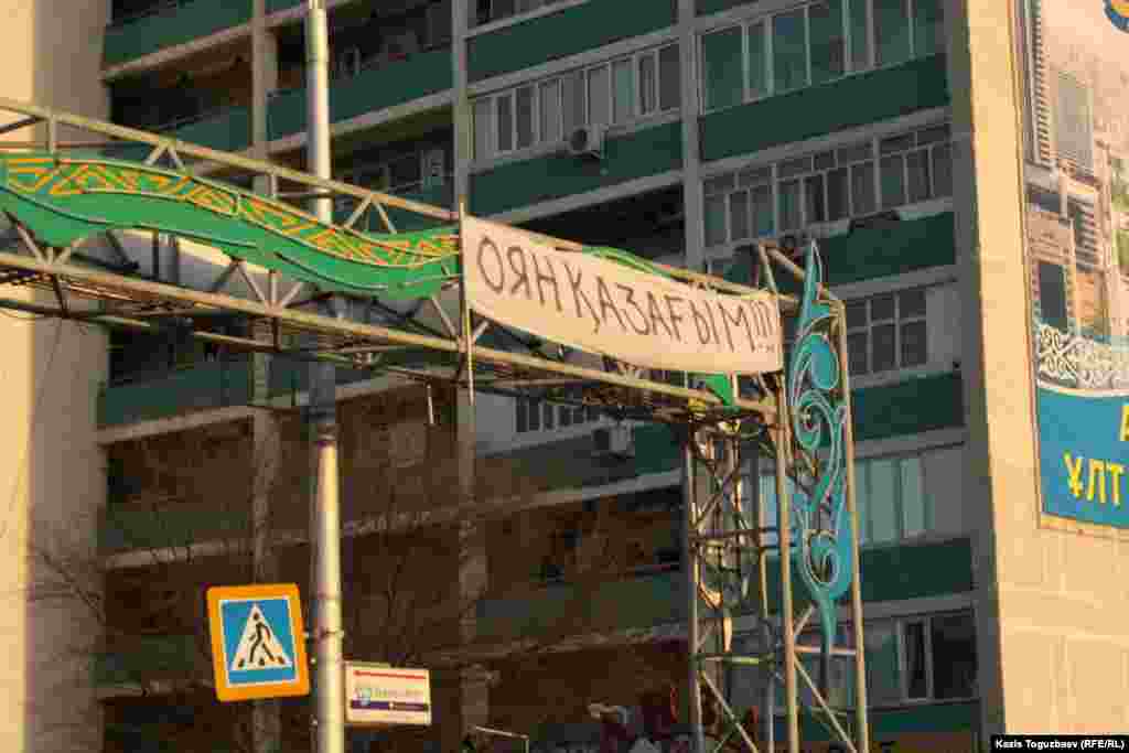 Close to the central square in Aktau, a protesters' banner reads "Kazakhs, Wake Up!"