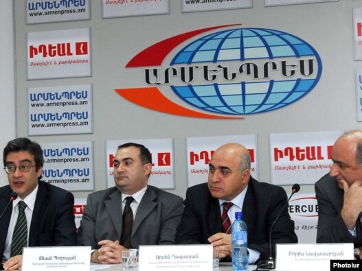 Armenia -- Armenian NGOs unveil Memorandum of Understanding on Armenian-Turkish initiatives, Yerevan, 28Apr2010