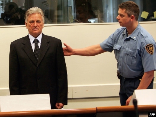 Netherlands -- Former Serb general Momcilo Perisic (L) in the courtroom of the War Crimes Tribunal in the Hague, 09Mar2005