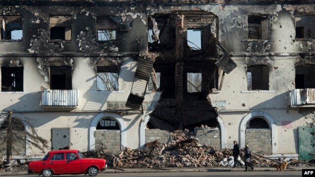 Разрушенное здание в Углегорске. Март 2015 года