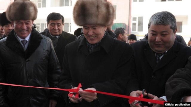 Қырғызстан президенті Алмазбек Атамбаев (ортада) және Ош қаласының әкімі Мелис Мырзакматов (оң жақ шетте) тұрғын үйдің ашылу шарасы кезінде. Ош, 17 ақпан 2012 жыл.