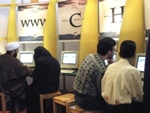 Iran -- People surf the internet at a cafe in Tehran, 03Jun2001