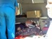 Тұрғындар жараланған полиция қызметкерлерін жедел-жәрдем көлігіне жеткізді.