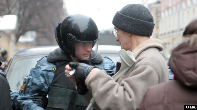 OMON forces confront a journalist in Moscow (file photo)