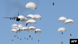 НАТО жаттығулары кезінде парашютпен секіріп жатқан Польша жауынгерлері. Турино, 7 маусым 2016 жыл.