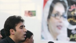 Biwal Bhutto Zardari duke mbajtur fjalim në pesëvjetorin e vrasjes së nënës së tij, Benazir Bhutto, fotografia e së cilës shihet afër tij