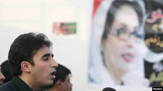 Biwal Bhutto Zardari duke mbajtur fjalim në pesëvjetorin e vrasjes së nënës së tij, Benazir Bhutto, fotografia e së cilës shihet afër tij