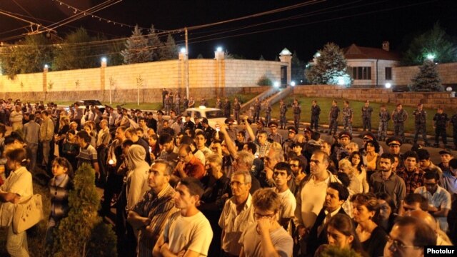 Armenia - Activists demonstrate outside the Yerevan house of businessman Ruben Hayrapetian, 8Jul2012.