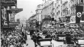Жители Вены восторженно нацистов. 15 марта 1938 года