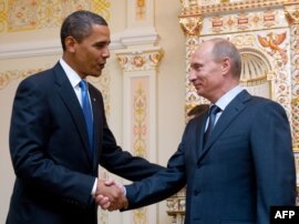 Prezident Barak Obama və Rusiyanın baş naziri Vladimir Putin. Moskva, 7 iyul 2009