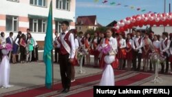 Алматы облысындағы орта мектепте өткен соңғы қоңырау (Көрнекіс урет).