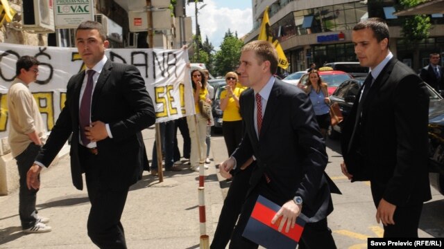 Premijer Igor Lukšić i aktivisti MANS-a pred sjedištem Saveza samostalnih sindikata u Podgorici, 8. maj 2012.