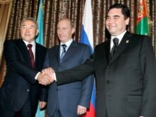 Turkmenistan -- Presidents Nursultan Nazarbaev (L), Vladimir Putin (C) and Gurbanguly Berdymukhammedov meet in Turkmenbashi, 12May2007