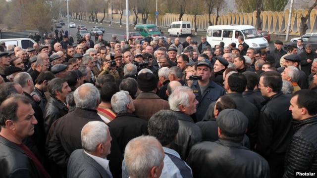 Armenia - Workers of the troubled chemical plant Nairit protest in Yerevan, 26Nov2012.