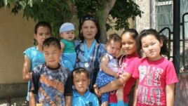Жительница Кызылорды Назира Сабралиева с детьми.