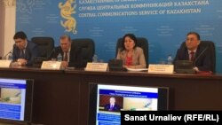 В центре — Гульжахан Бимендина, заместитель директора департамента развития инфраструктуры экономики министерства национальной экономики Казахстана, во время пресс-конференции в службе центральных коммуникаций. Атырау, 20 апреля 2016 года.