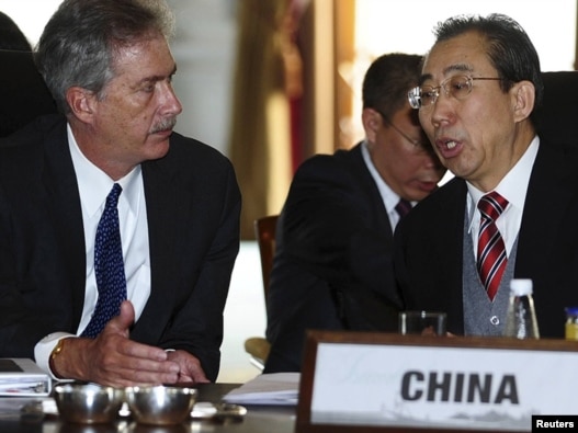 وو هایلونگ، نماینده چین در مذاکرات استانبول، (راست) در کنار ویلیام برنز مذاکره‌کننده آمریکایی