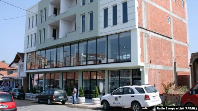 Sedište Administrativne kancelarije Vlade Kosova u severnoj Mitrovici, juni 2012.