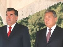 Kyrgyz President Kurmanbek Bakiev (right) with his Tajik counterpart, Emomali Rahmon, in Bishkek (official site)