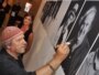 Zijah Sokolović potpisuje svoju fotografiju na Sarajevo film festivalu, 31. jul 2010.