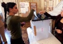 An Iraqi Kurd voting in Vienna on 13 December (epa)