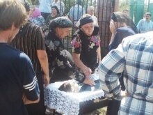 Ingushetia -- Mourners attend a funeral for the family of Russian language and literature teacher Vera Dragonchuk in Karabulak, 02Sep2007