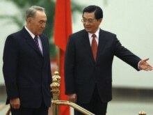 China -- President Hu Jintao (R) gestures at President of Kazakhstan Nursultan Nazarbaev during a welcoming ceremony at the Great Hall of the People in Beijing, 20Dec2006
