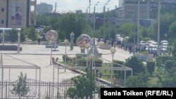 Район оцепления у площади Исатая и Махамбета в Атырау. 21 мая 2016 года.