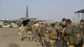 Trupe franceze urcând la bord spre Mali