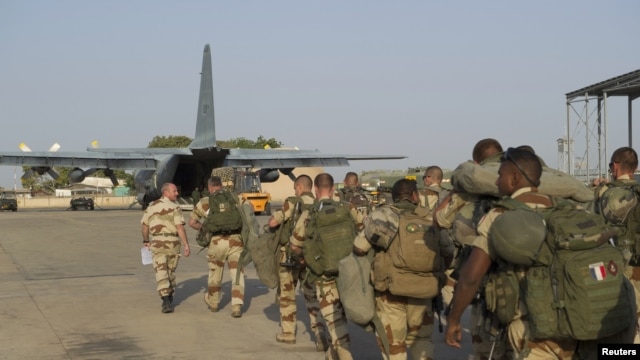 Trupe franceze urcând la bord spre Mali
