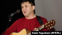 Жанат Есентаев, бард из Уральска.