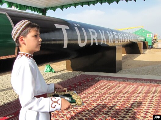 Шығыс-Батыс газ құбырын ашу салтанаты кезінде ұлттық киім киген түркімен бала президентті күтіп тұр. Шатлық, 31 мамыр 2010 жыл